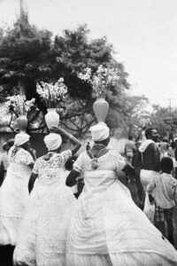 Baianas_no_Cortejo_da_Lavagem_do_Senhor_Bonfim_Salvador_Bahia_1976_Lita_Cerqueira - - Exposição Encruzilhadas da Arte Afro-Brasileira - Museu Nacional da Cultura Afro-Brasileira