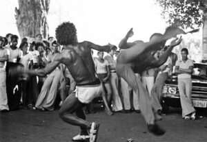 Jogo_de_Capoeira_do_Mestre_Cebolinha_Terreiro_de_Jesus_Salvador_Bahia_1976_Lita_Cerqueira-scaled - Exposição Encruzilhadas da Arte Afro-Brasileira - Museu Nacional da Cultura Afro-Brasileira